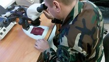 Asociatyvinė iliustracija: netikro dokumento apžiūra