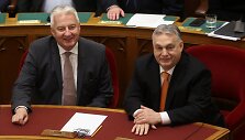 Vengrijos premjeras Viktoras Orbanas (de&scaron;inėje) ir vicepremjeras Zsoltas Semjenas