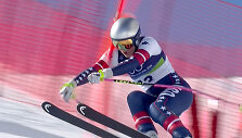 Akimirka, kai Lindsey Vonn ranka užkliuvo už vartų