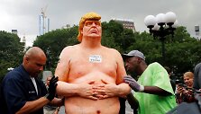 Nuogo Donaldo Trumpo skulptūra Niujorke