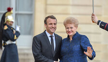Prezidentė susitiko su Prancūzijos vadovu Emmanueliu Macronu ir dalyvavo trijų Baltijos valstybių ir Prancūzijos Prezidentų darbo pietuose
