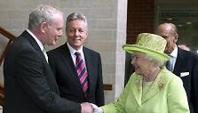 Martinas McGuinnessas spaudžia ranką britų karalienei Elizabeth II