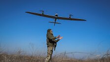 Ukrainos karys paleidžia droną  / Oleksandr Ratushniak / REUTERS