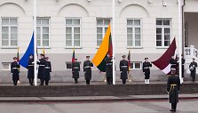 Vėliavų pakėlimo ceremonija prie prezidentūros.