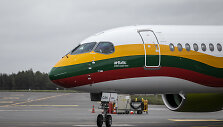Lietuvos vėliavos spalvomis nudažyto lėktuvo &bdquo;Airbus A220-300&ldquo; pasitikimas Vilniaus oro uoste