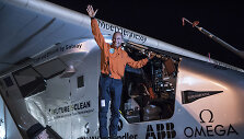 Bertrandas Piccardas prie lėktuvo &bdquo;Solar Impulse&ldquo;