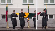 Vėliavų pakėlimo ceremonija prie prezidentūros.