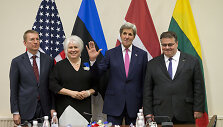 Latvijos užsienio reikalų ministras Edgaras Rinkevičius, Estijos užsienio reikalų ministrė Marina Kaljurand, JAV valstybės sekretorius Johnas Kerry ir Lietuvos užsienio reikalų minstras Linas Linkevičius