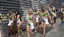Pusnuogės merginos Brazilijos gatvėje savo kūnais reklamavo &bdquo;Mis Bumbum&ldquo; renginį