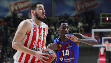 Nikola Kaliničius prie&scaron; Nigelą Hayesą-Davisą
