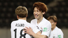 Yuya Osako (de&scaron;inėje) &scaron;venčia eilinį japonų įvartį