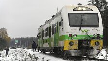 Suomijoje traukinys susidūrė su kariuomenės visureigiu