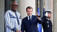 Prancūzijos prezidentas Emmanuelis Macronas ir French President Emmanuel Macron welcomes Burkina Faso prezidentas Rochas Marcas Christianas Kabore'as