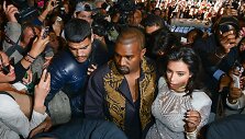 Kim Kardashian ir Kanye Westas su apsauginiu ir fotografų bei gerbėjų minia