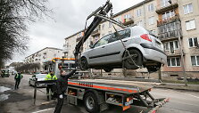 I&scaron;vežami sostinės gatves trukdantys valyti automobiliai