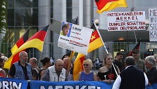 AfD aktyvistai protestuoja prie&scaron; Vokietijos vyriausybės migracijos politiką.