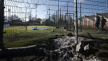 Ukrainos mokyklos stadione sprogo artilerijos sviedinys 