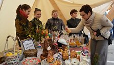 Varėnos centre gerą pusdienį smagiai &scaron;urmuliavo septintą kartą suorganizuota Dzūkijos regiono prie&scaron;velykinė mugė &bdquo;Auksalio kupkas&ldquo;. 