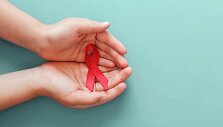 Raudonas kaspinas &ndash; tarptautinis paramos, prevencijos ir solidarumo su užsikrėtusiais ŽIV ir sergančiais AIDS simbolis