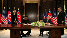 Kim Jong Unas ir Donaldas Trumpas pasira&scaron;o dokumentą
