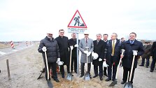 statybos darbų pradžia simboli&scaron;kai pažymima kelio ženklo &bdquo;Kelio darbai&ldquo; su specialia informacine lentele įkasimu aplinkkelio darbų teritorijoje.