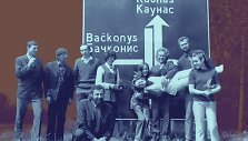 Valstybinio jaunimo teatro darbuotojai važiuoja į gastroles. Kairėje Bronislovas Kerys.