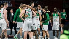 Komandos draugai sveikina karjeros mačą Eurolygoje sužaidusį Brady Maneką