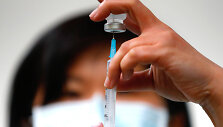 Taivane prasidėjo skiepijimas nuo koronaviruso &bdquo;AstraZeneca&ldquo; vakcina