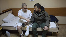 Ukrainos prezidentas Volodymyras Zelenskis su mū&scaron;yje sužeistu ukrainiečių kariu
