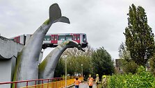 Nyderlanduose nuo bėgių nulėkęs metro traukinys pakibo ant banginio uodegos skulptūros