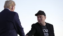 Elonas Muskas skyrė beveik 75 mln. dolerių savo įsteigtam D. Trumpą remiančiam fondui / Alex Brandon / AP