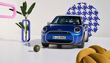 &bdquo;Mini&ldquo; Miunchene pristatė naujos kartos &bdquo;Cooper&ldquo; ir &bdquo;Countryman&ldquo; elektromobilius