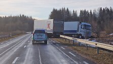 Prie Rietavo sunkvežimis nuslydo į griovį
