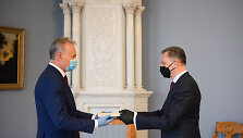 Prezidentas Gitanas Nausėda įteikia skiriamuosius ra&scaron;tus Lietuvos ambasadoriui Rusijoje Eitvydui Bajarūnui