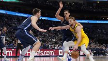 Domantas Sabonis prie&scaron; Dwightą Powellą ir Luką Dončičių