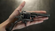 Prancūzų poeto Rimbaud gyvybės vos nenusine&scaron;ęs revolveris parduotas už daugiau kaip 400 tūkst. eurų
