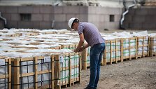 Laisvės alėją pasiekė pirmoji granitinio grindinio siunta