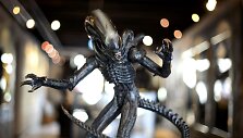 &bdquo;Svetimo&ldquo; skulptūra, pastatyta H.R.Gigerio muziejuje