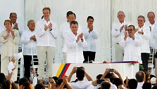 Juanui Manueliui Santosui premija skirta už pastangas nutraukti pusę &scaron;imtmečio Kolumbiją krečiantį konfliktą su sukilėlių grupuote FARC