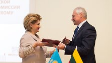 Ūkio ministras Evaldas Gustas ir Kazachstano finansų ministerijos atsakingoji sekretorė Natalija Artemovna Koržova.