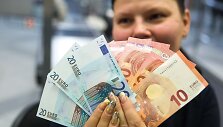 Prekybos centro &bdquo;Maxima&ldquo; kasininkės pasiruo&scaron;usios priimti eurus