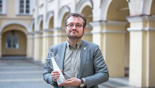 &Scaron;arūnas Černiauskas su tiriamosios žurnalistikos apdovanojimu