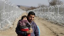 &Scaron;imtai migrantų įstrigo Graikijoje dėl Makedonijos teritorijoje pastatytos sienos