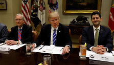 Senato daugumos lyderis M.McConnellas, D.Trumpas ir Atstovų rūmų pirmininkas P.Ryanas
