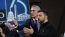 Jensas Stoltenbergas ir Volodymyras Zelenskis