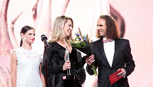 &bdquo;Sidabrinės gervės&ldquo; apdovanojimai 2015 metais, centre &ndash; laureatė Giedrė Žickytė