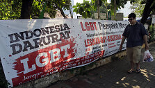 Prie&scaron; LGBT bendruomenę nukreiptas plakatas Indonezijoje