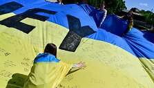 Berlyne i&scaron;skleista Ukrainos vėliava.