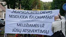 Maldininkų protestas prie&scaron; eitynes