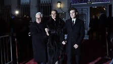 Celine Dion ir Rene Charlesas Angelilis (de&scaron;inėje) atsisveikina su Rene Angeliliu